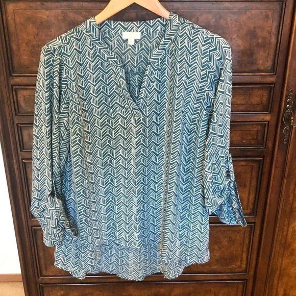 Tops - 3/$15 Super cute green and white high low top